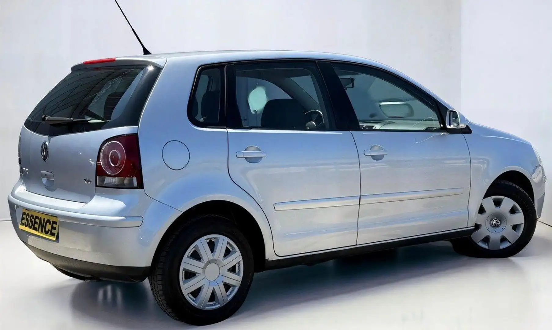 Volkswagen Polo IV Phase II - 1.4i 75ch 16V (5 cv) - BVM5 - 5 Port Grijs - 2
