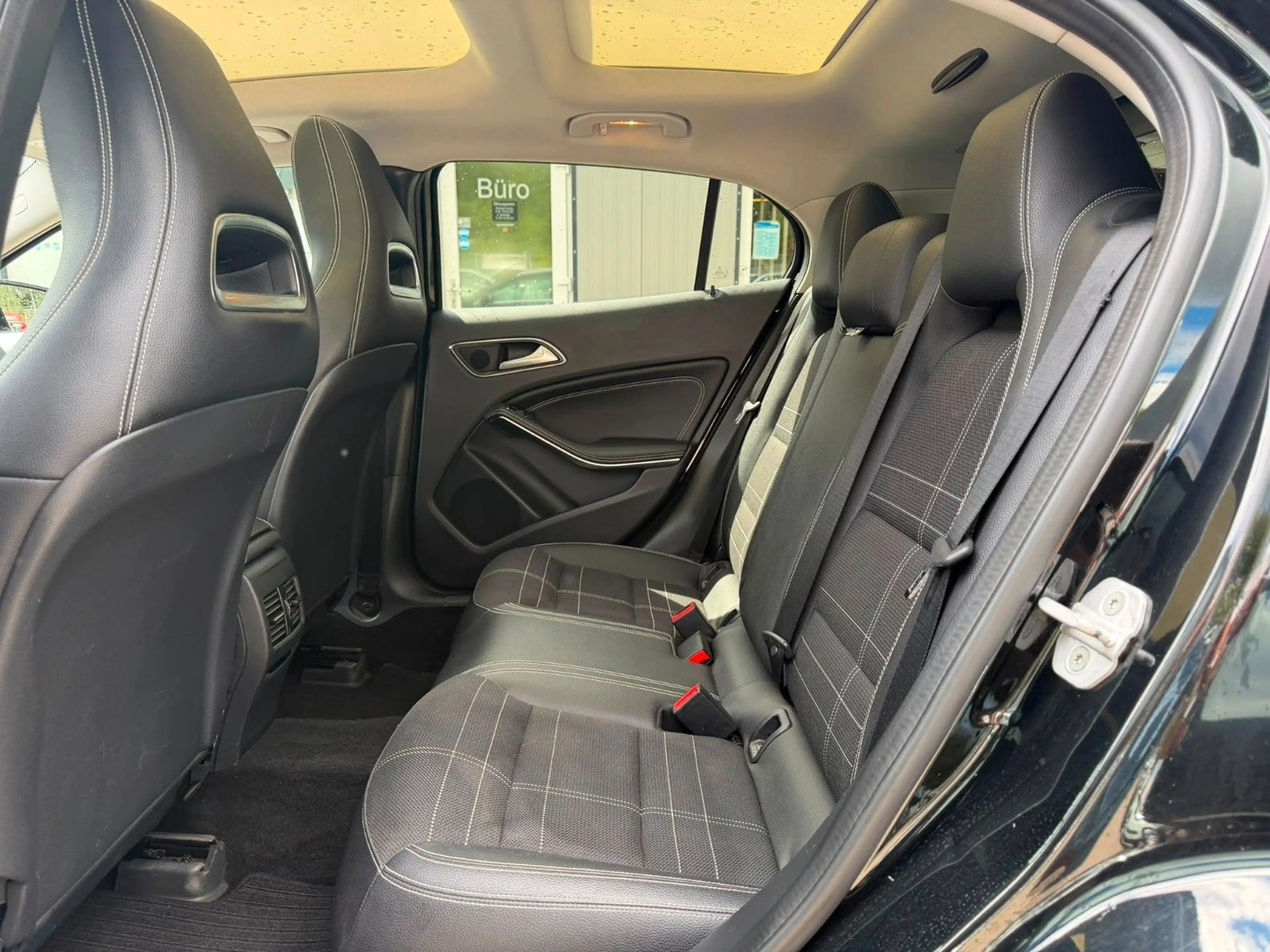 Mercedes-Benz GLA 200 CDI T-LEDER°SITZHZ°PANO°NAVI°MEMORY°PDC! — photo 11