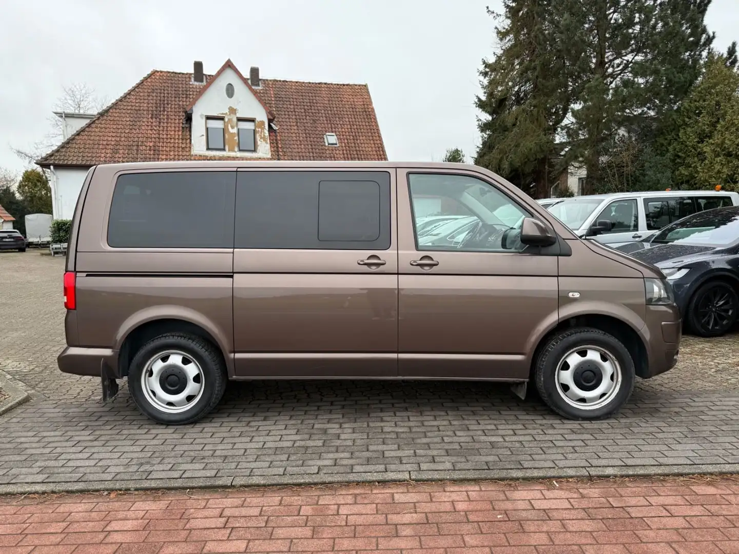 Volkswagen T5 Caravelle Kurz 2.0TDI*DSG*8Sitze*Navi*StandH* Hnědá - 1