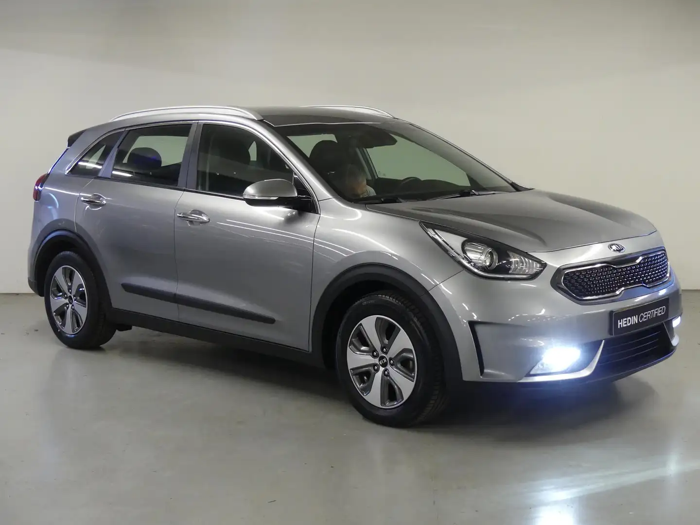Kia Niro 1.6 GDi Hybrid DynamicLine | Navigatie & Multimedi Grijs - 2