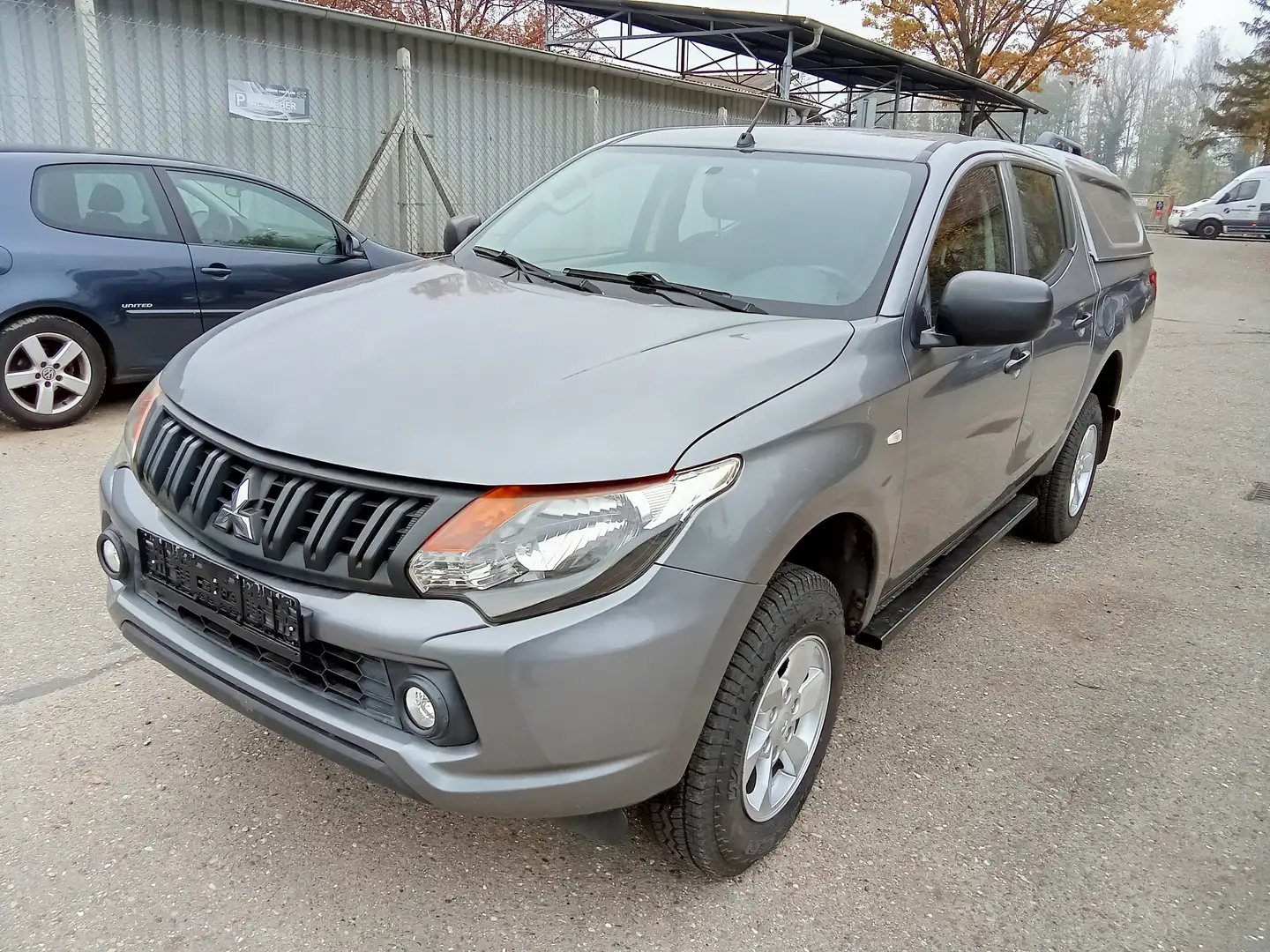 Mitsubishi L200 Basis Doppelkabine 4WD Grau - 1