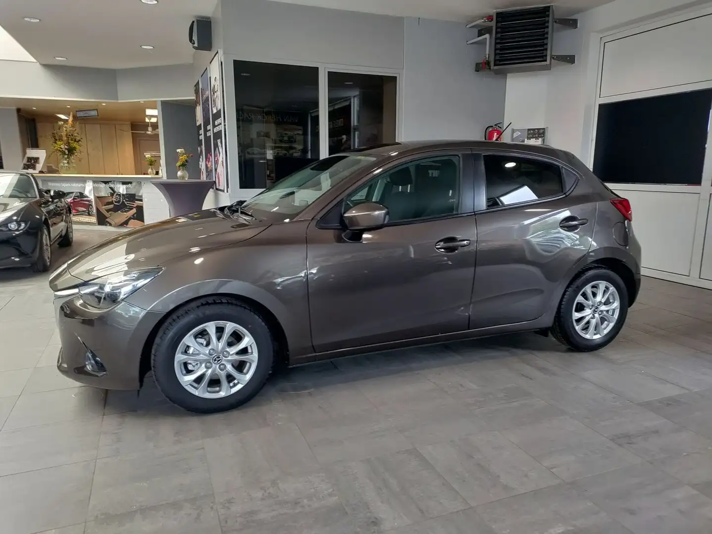 Mazda 2 1.5 SKYACTIV-G skyDRIVE Plug Edition Brun - 2
