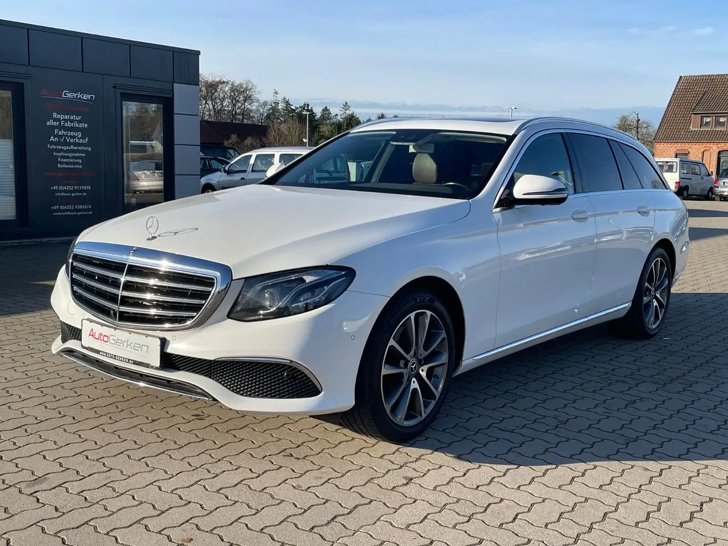 Mercedes-Benz E 220 d T Exclusive Widescreen AHK Avantgarde Weiß - 2