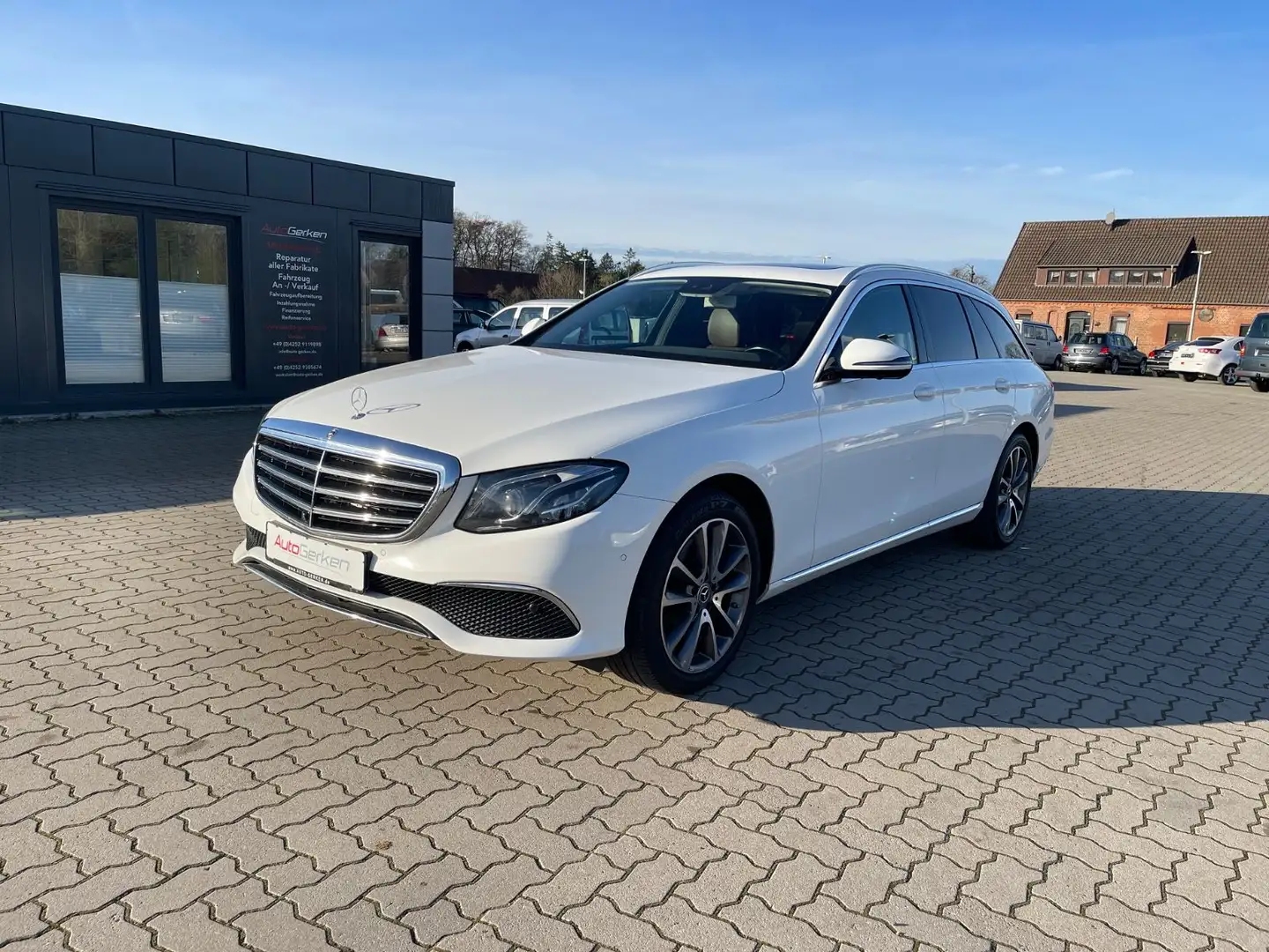 Mercedes-Benz E 220 d T Exclusive Widescreen AHK Avantgarde Weiß - 1