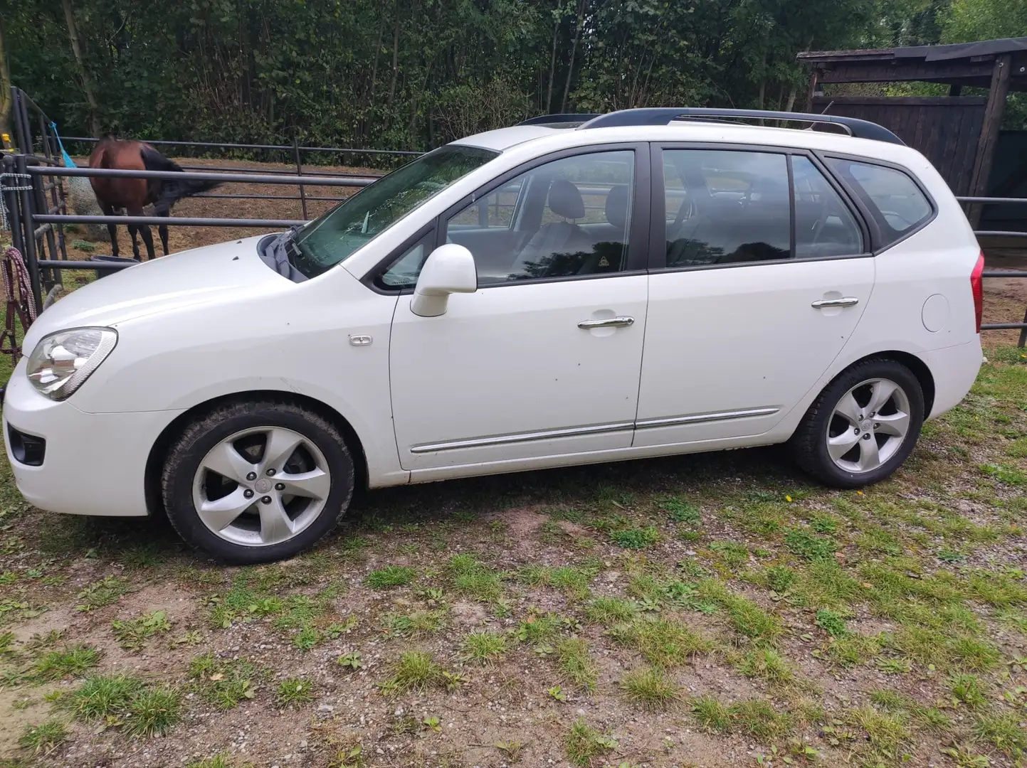 Kia Carens Automatik, Schiebedach, TüV 07/25, Weiß - 2