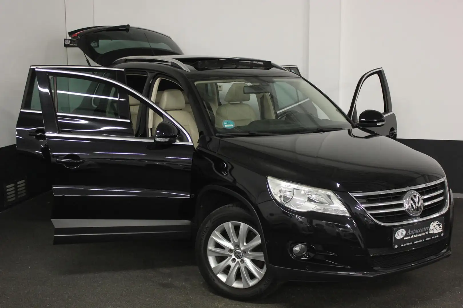 Volkswagen Tiguan PANORAMA*TREKHAAK*CRUISE*NAVI*KOPPELING NIEUW Zwart - 2