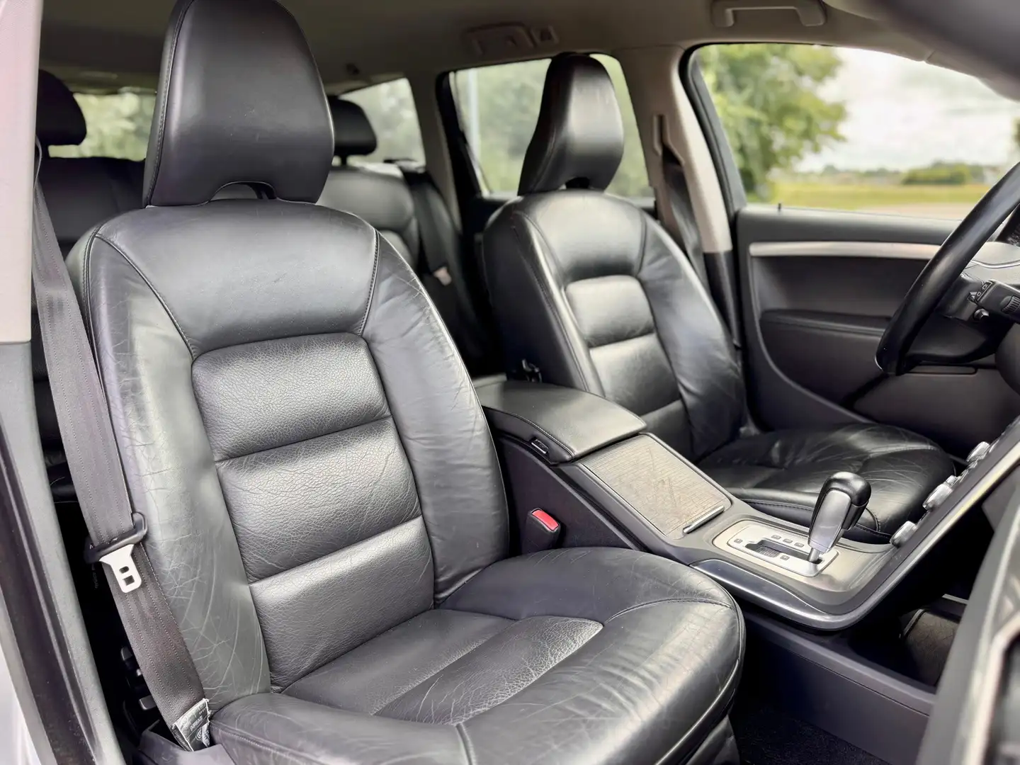 Volvo V70 1.6 T4 Limited Edition / NL Auto / 2 Eigenaren / A Gris - 2