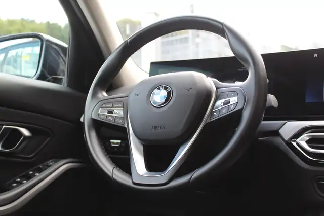 BMW 3 Series view 9