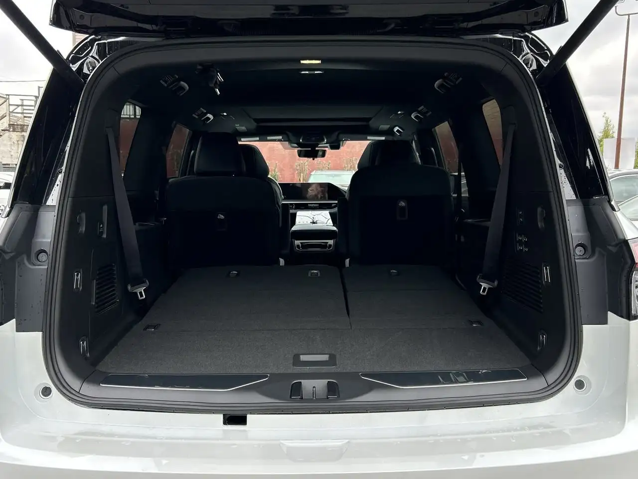 Infiniti QX80 снимка Infiniti QX80