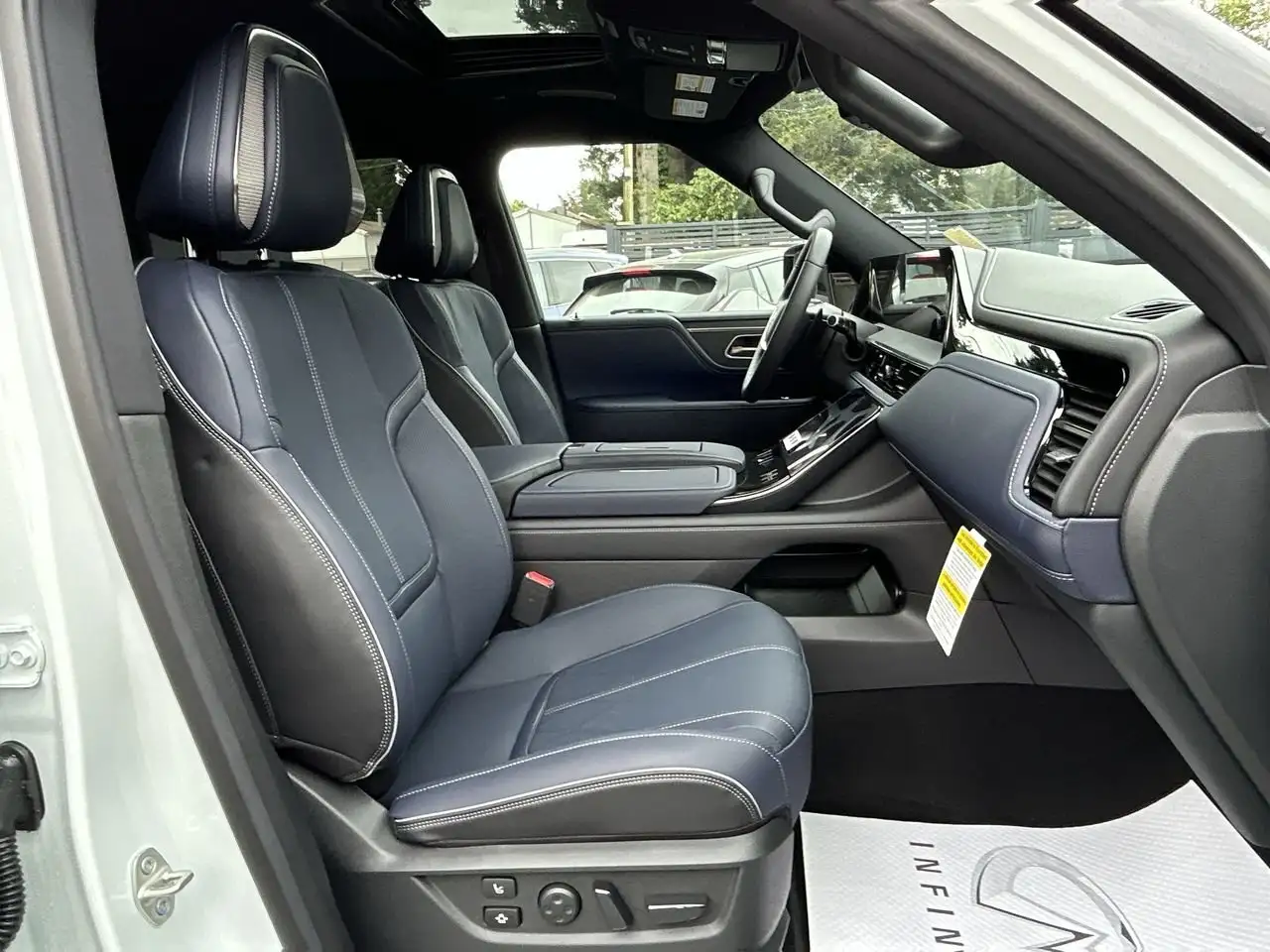 Infiniti QX80 снимка Infiniti QX80