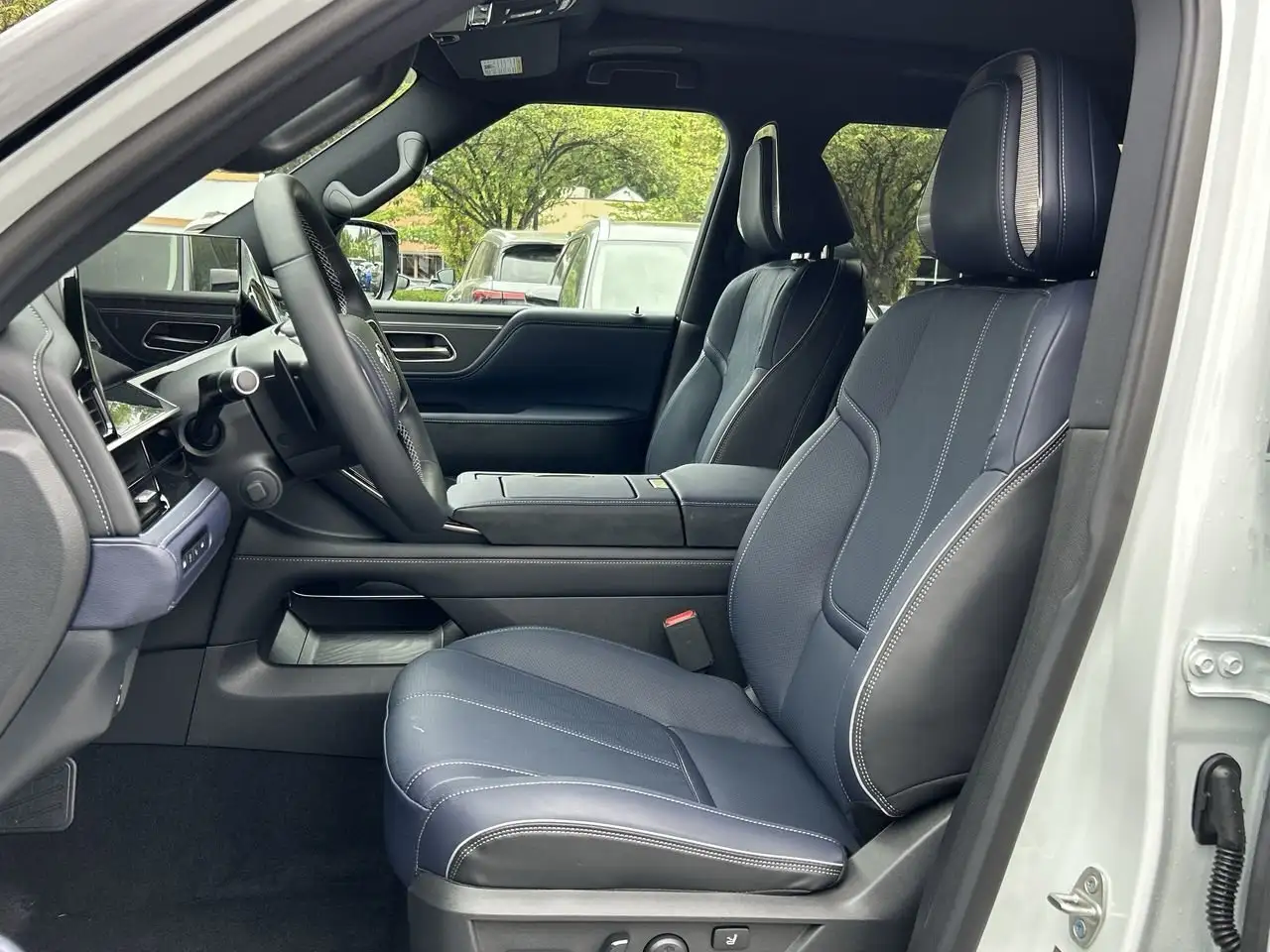 Infiniti QX80 снимка Infiniti QX80