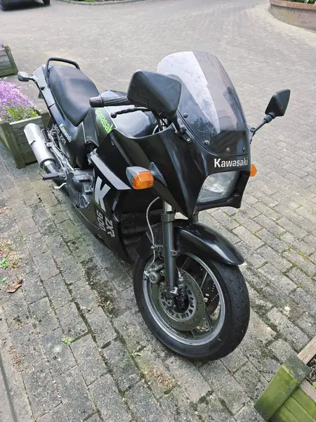 Kawasaki GPZ 900 R - foto 4