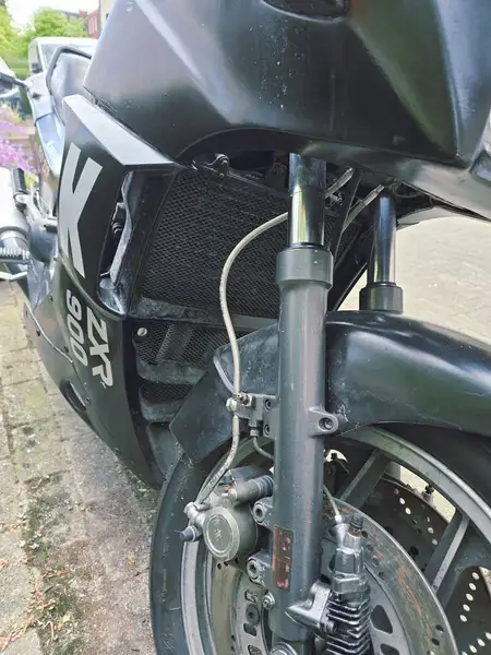 Kawasaki GPZ 900 R - foto 8