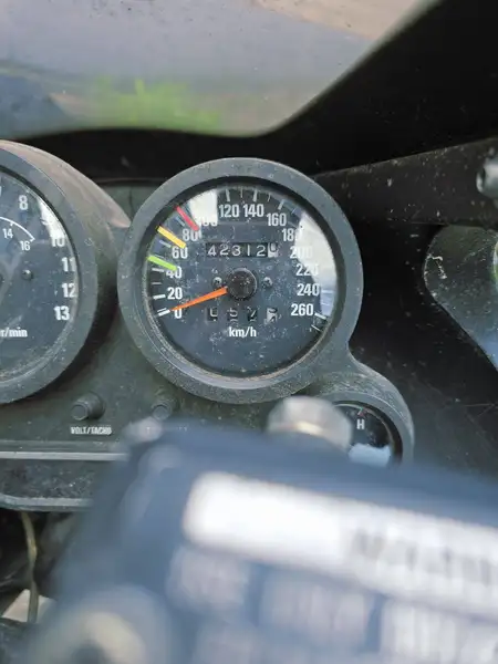 Kawasaki GPZ 900 R - foto 2