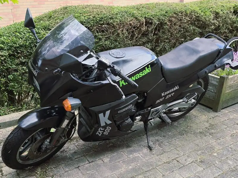 Kawasaki GPZ 900 R - foto 3