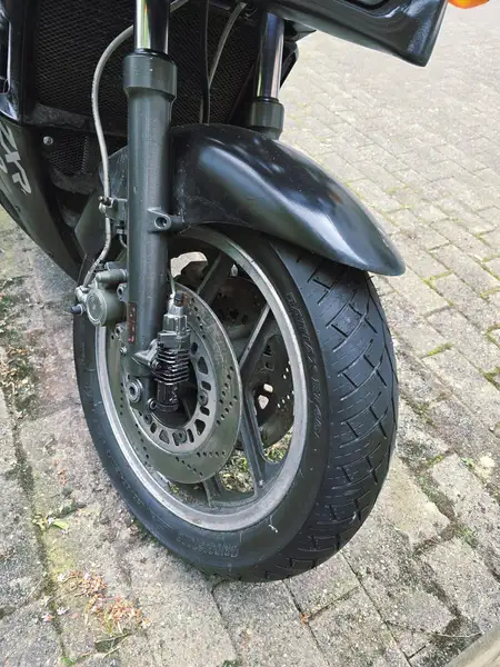 Kawasaki GPZ 900 R - foto 7