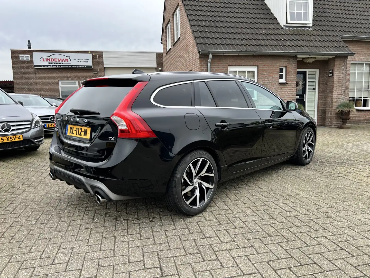 Volvo V60 2.0 T4 Aut. R-Design Navi Schuifdak Keyless Org. N Zwart - 2