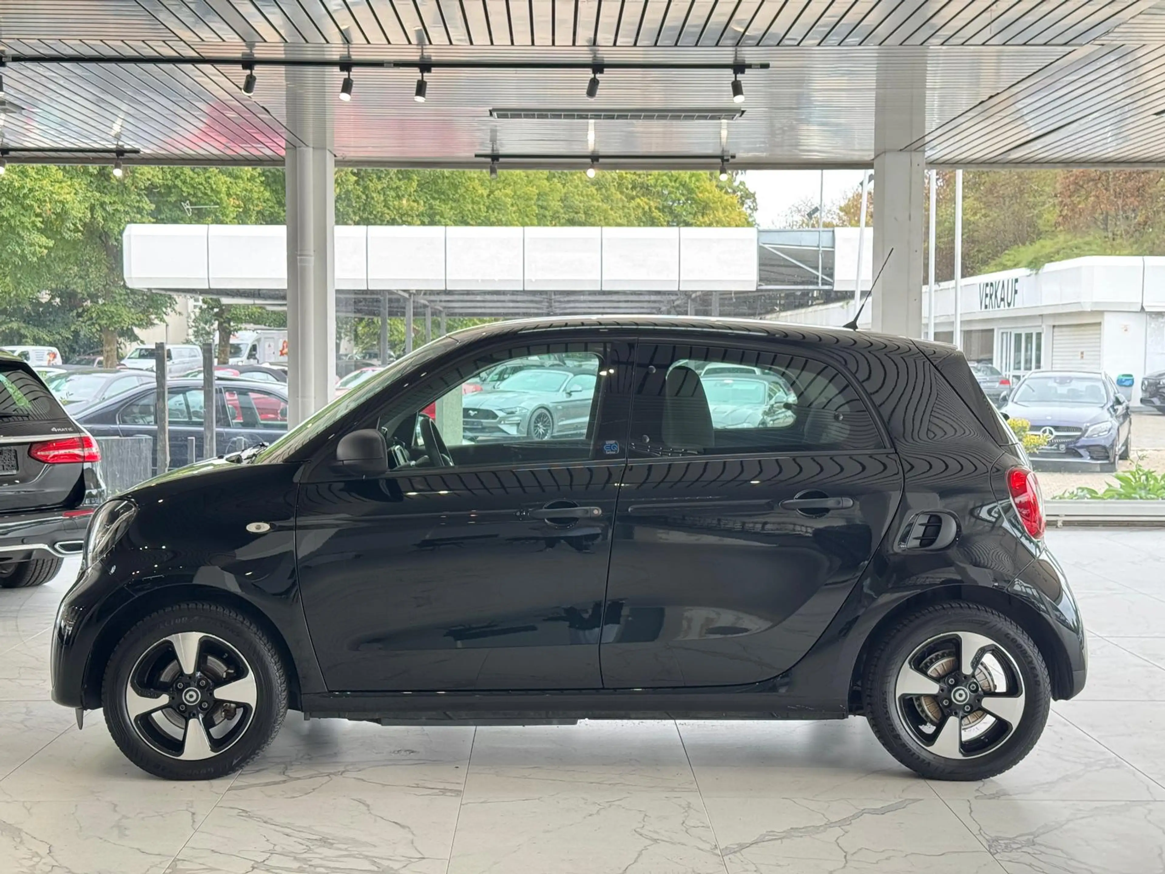 smart forFour EQ NAVI*LED*SITZH*PDC*TEMPO*CARPLAY*22KW — photo 3