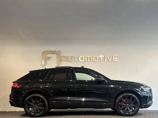 Audi Q8 view 10