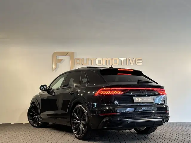 Audi Q8 view 4