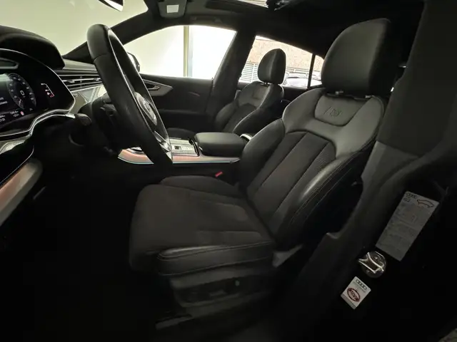 Audi Q8 view 12