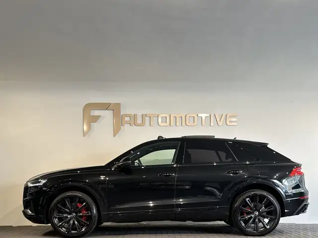 Audi Q8 view 8