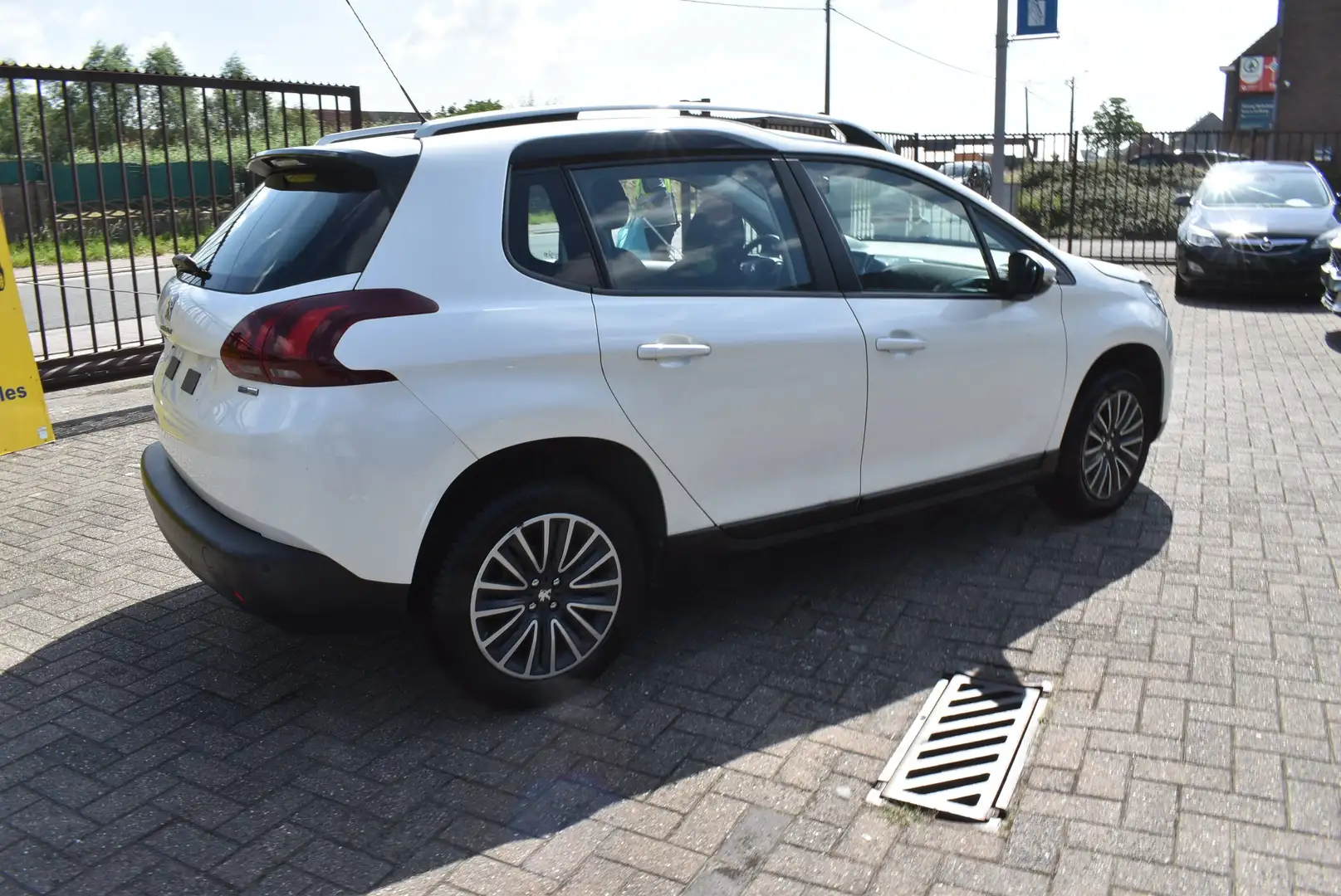 Peugeot 2008 1.2i Allure Airco / GPS - 2