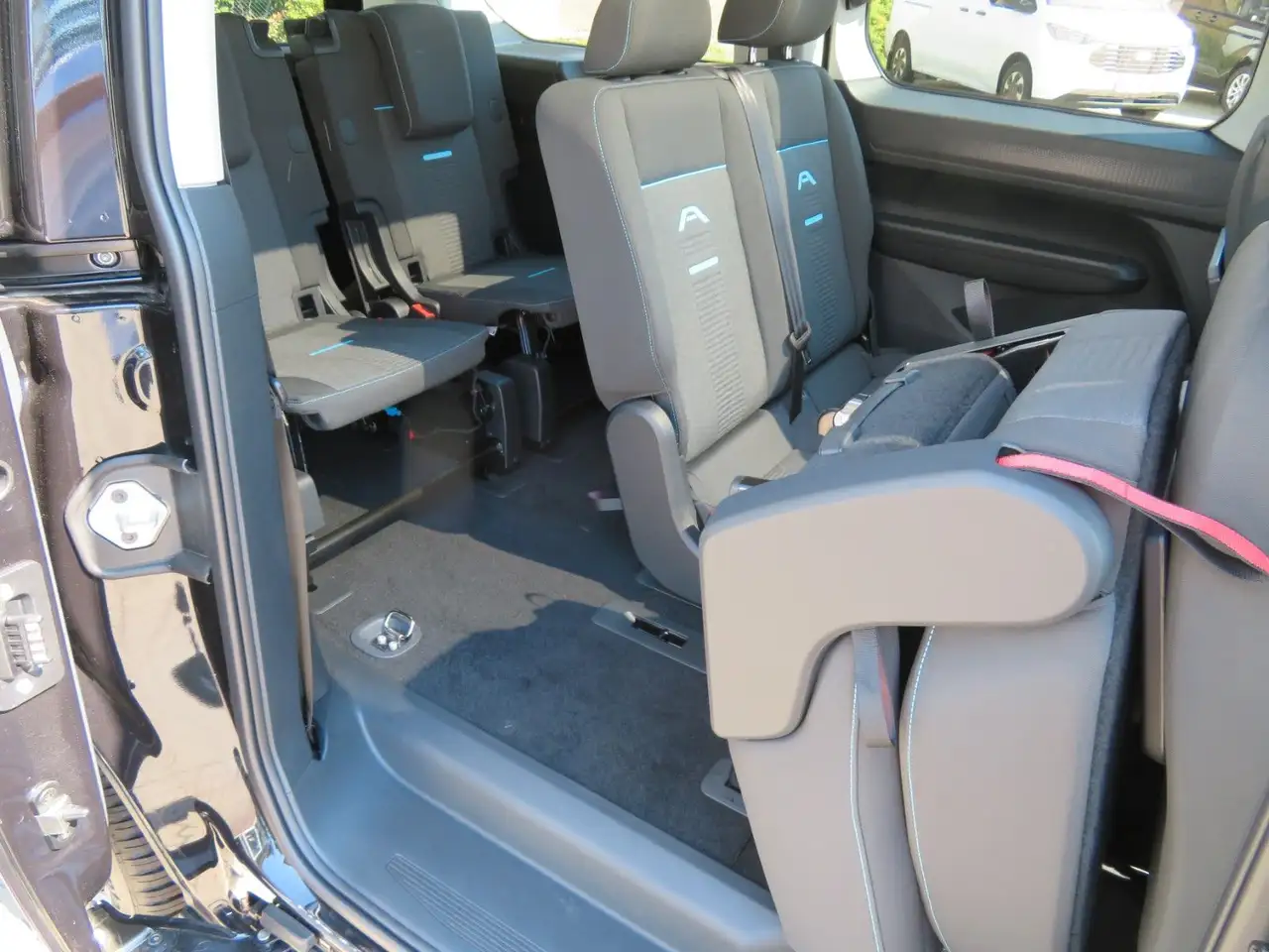 Ford Grand Tourneo 2026 — фото 13