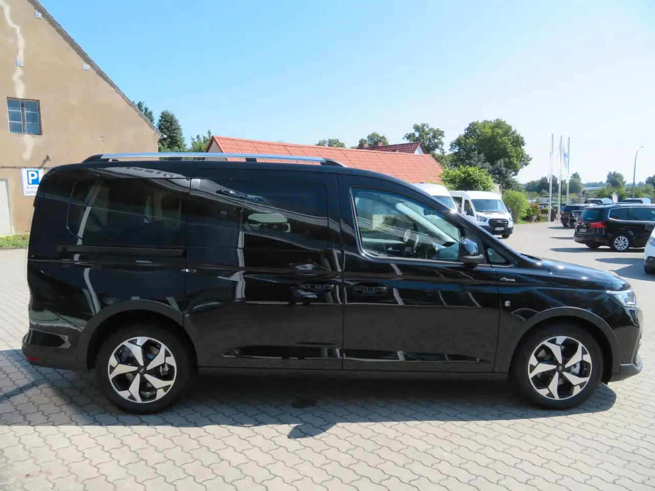 Ford Grand Tourneo 2026 — фото 10
