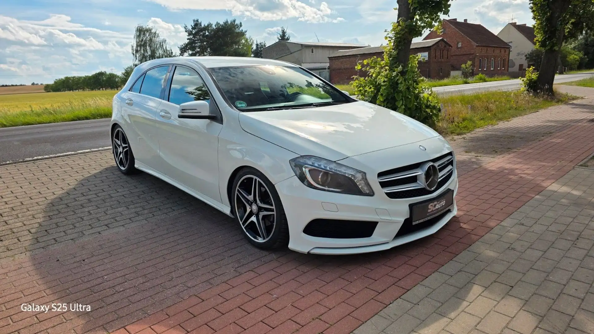 Mercedes-Benz A 180 AMG Line 1.6 Benzin. Navi TÜV 02/27 Blanc - 1