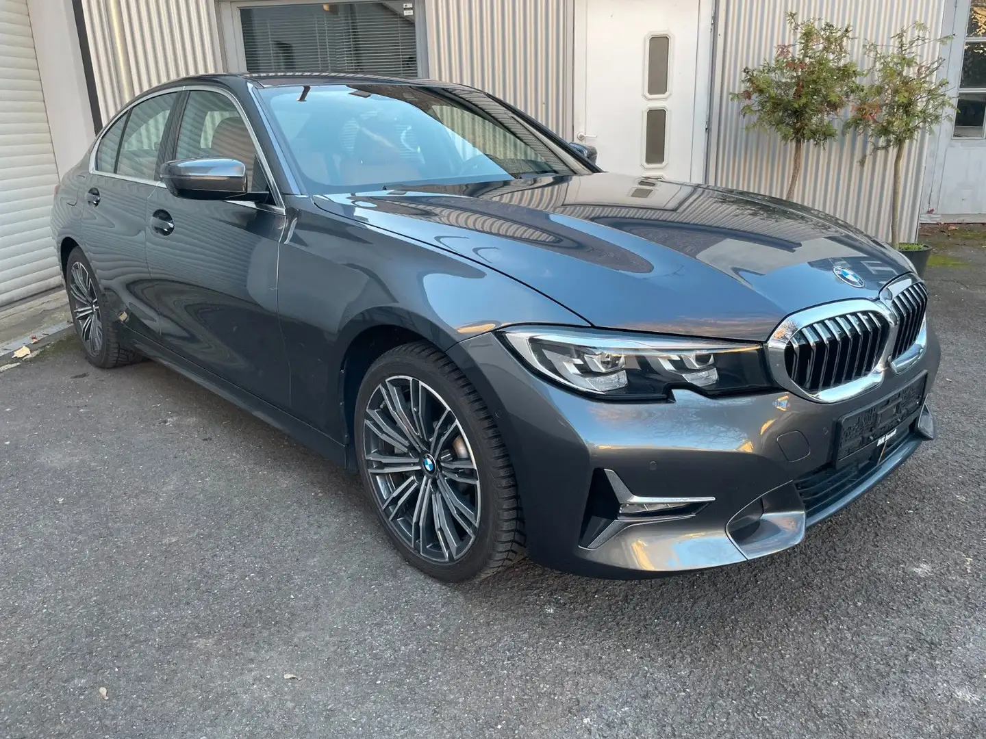 BMW 330 e Lim. Luxury Leder Navi ACC 360° AHK LED Grau - 1