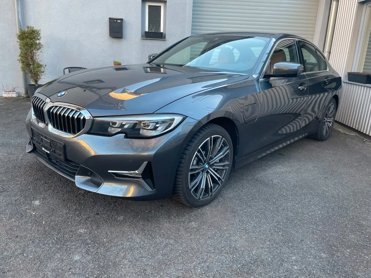 BMW 330 e Lim. Luxury Leder Navi ACC 360° AHK LED Grau - 2