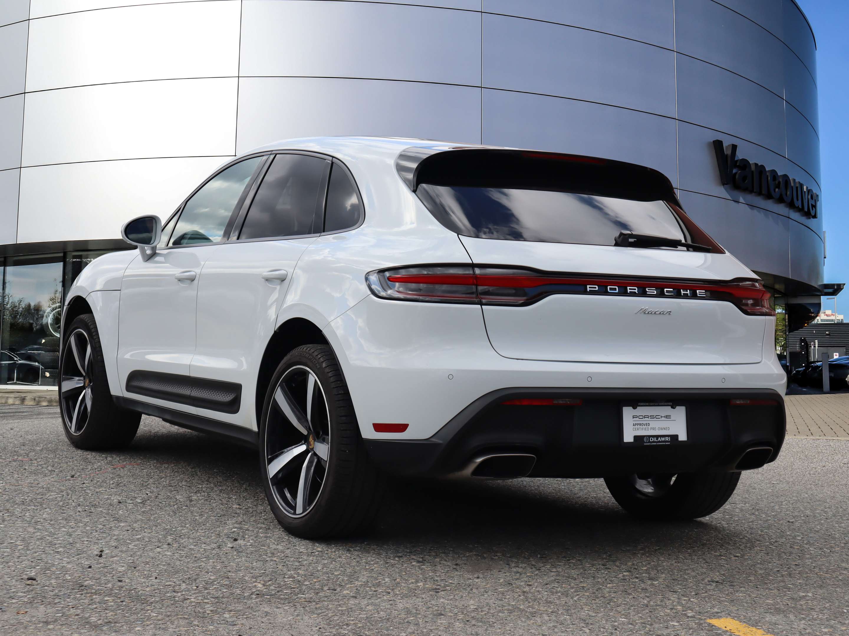 2023 Porsche Macan AWD alt 3