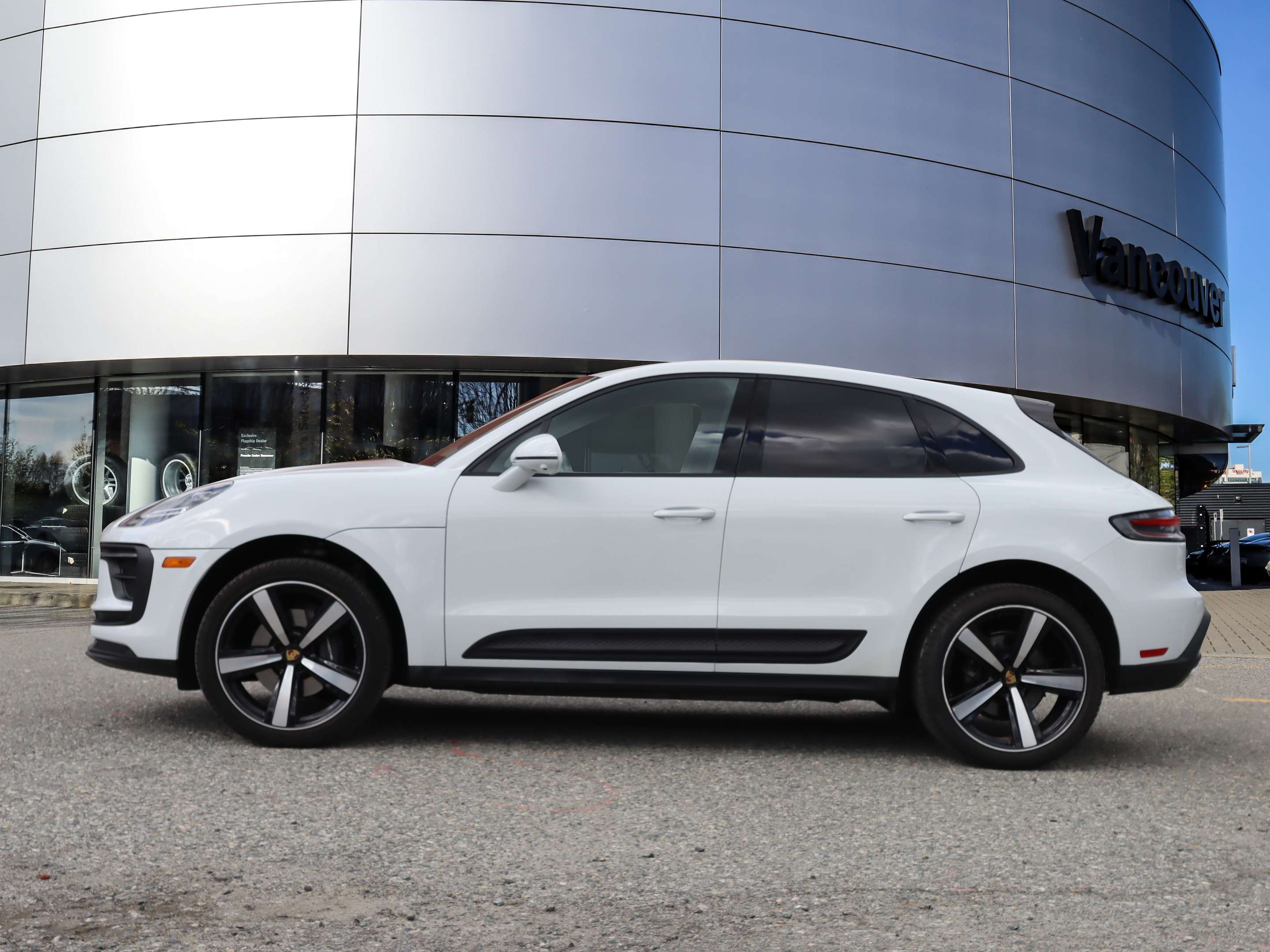 2023 Porsche Macan AWD alt 2