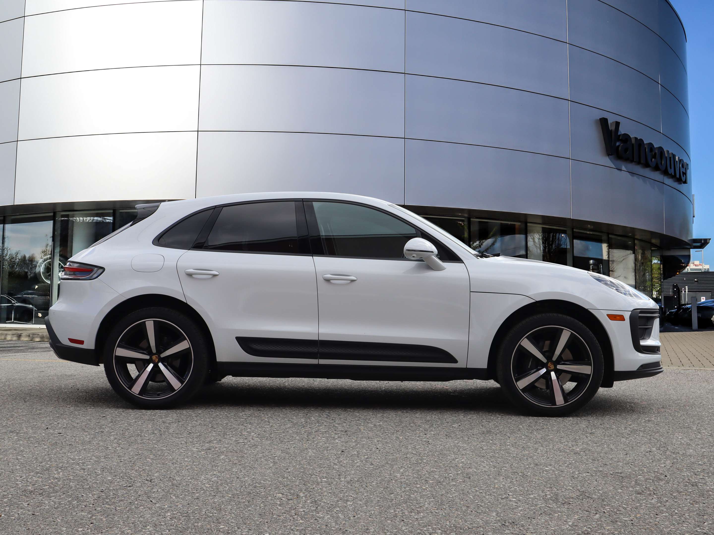 2023 Porsche Macan AWD thumb 6