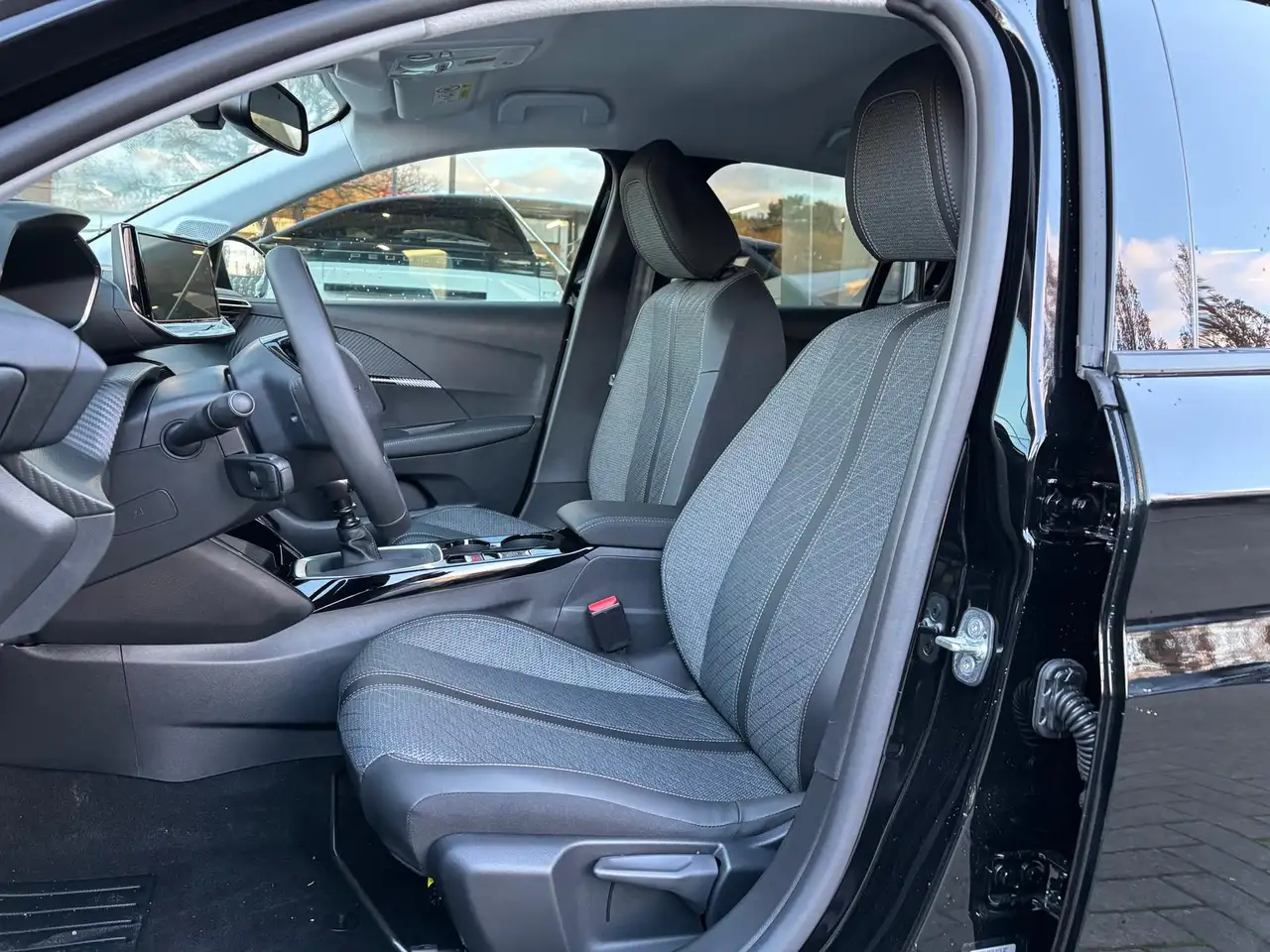 Peugeot 208 1,2 PT 100 Allure 6 Gang ACC Kessy Sitzhzng 11