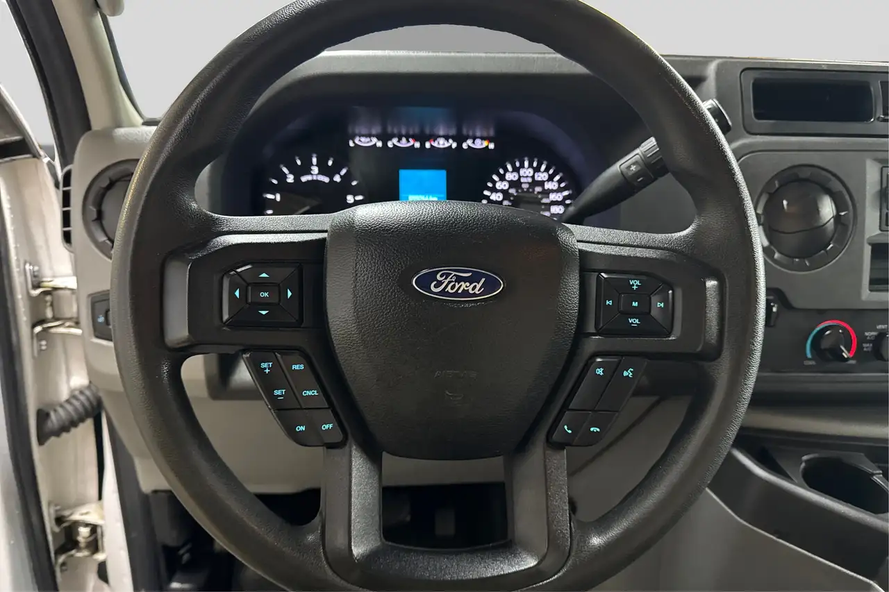 Ford E-Series Cutaway снимка Ford E-Series Cutaway