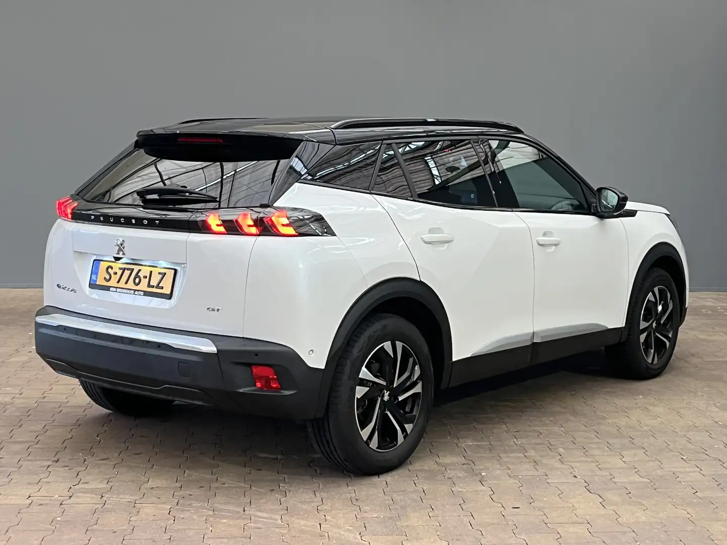 Peugeot e-2008 EV GT 50 kWh Cruise Control | Navigatie | Camera | Bianco - 2