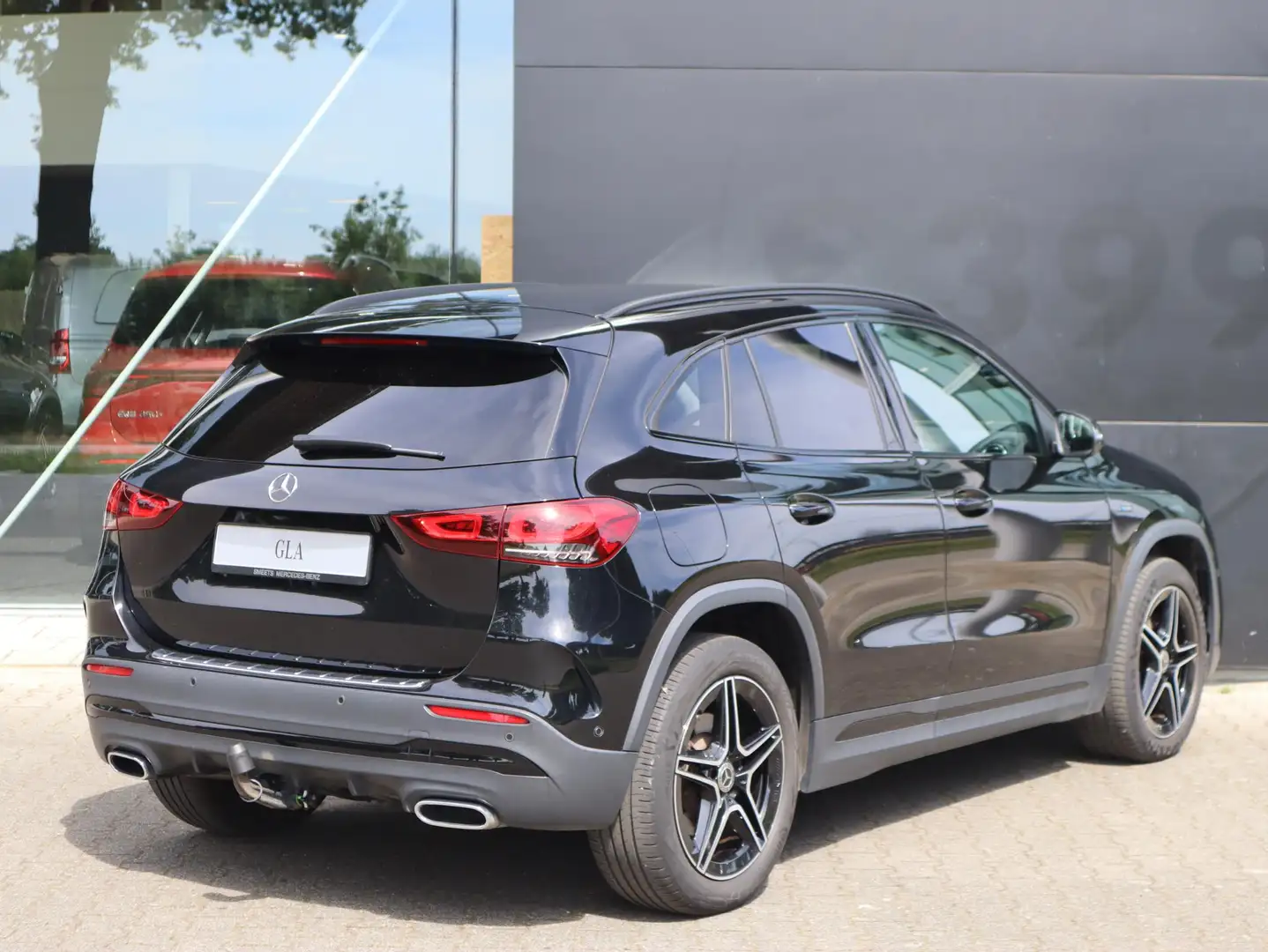 Mercedes-Benz GLA 250 e AMG Line Zwart - 2