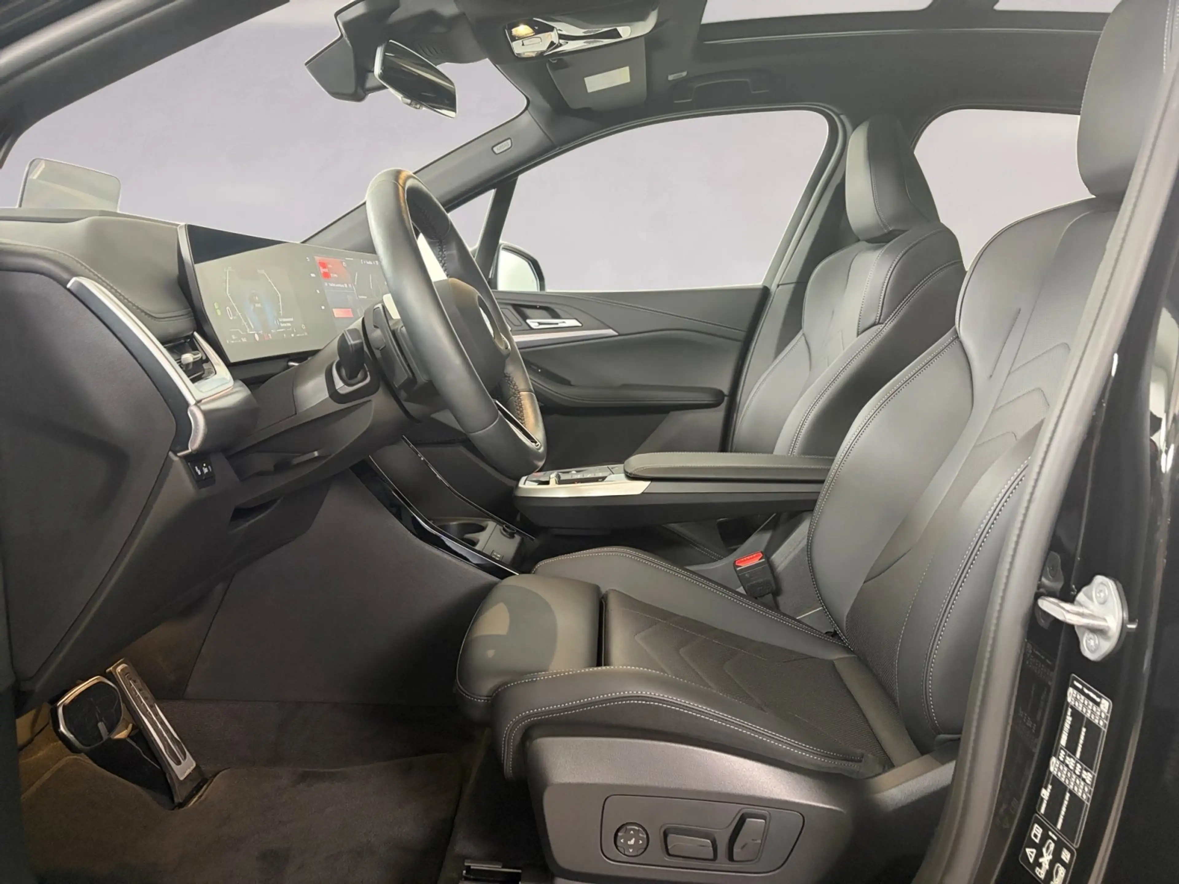 BMW 223 xDrive — photo 8