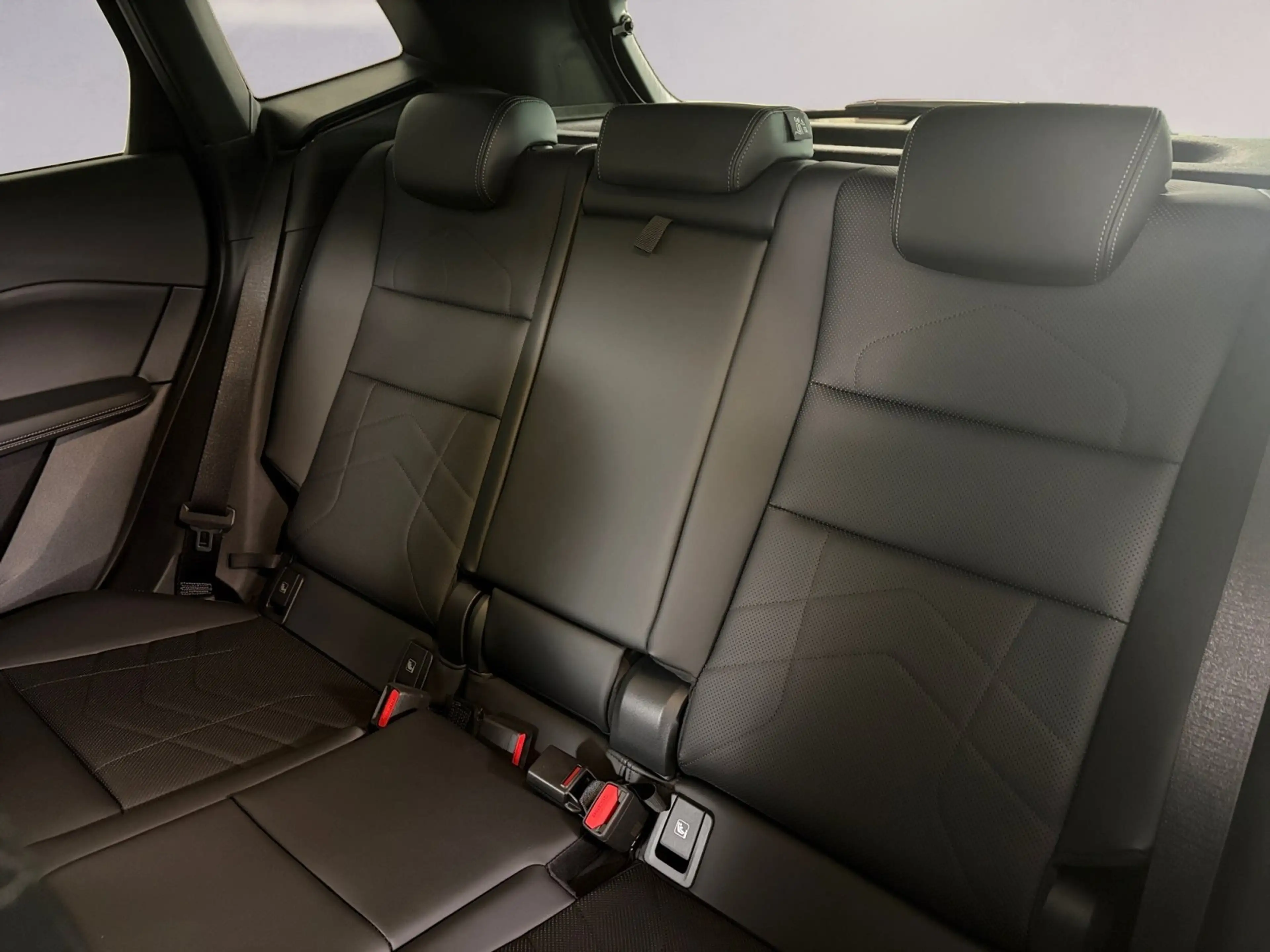 BMW 223 xDrive — photo 9