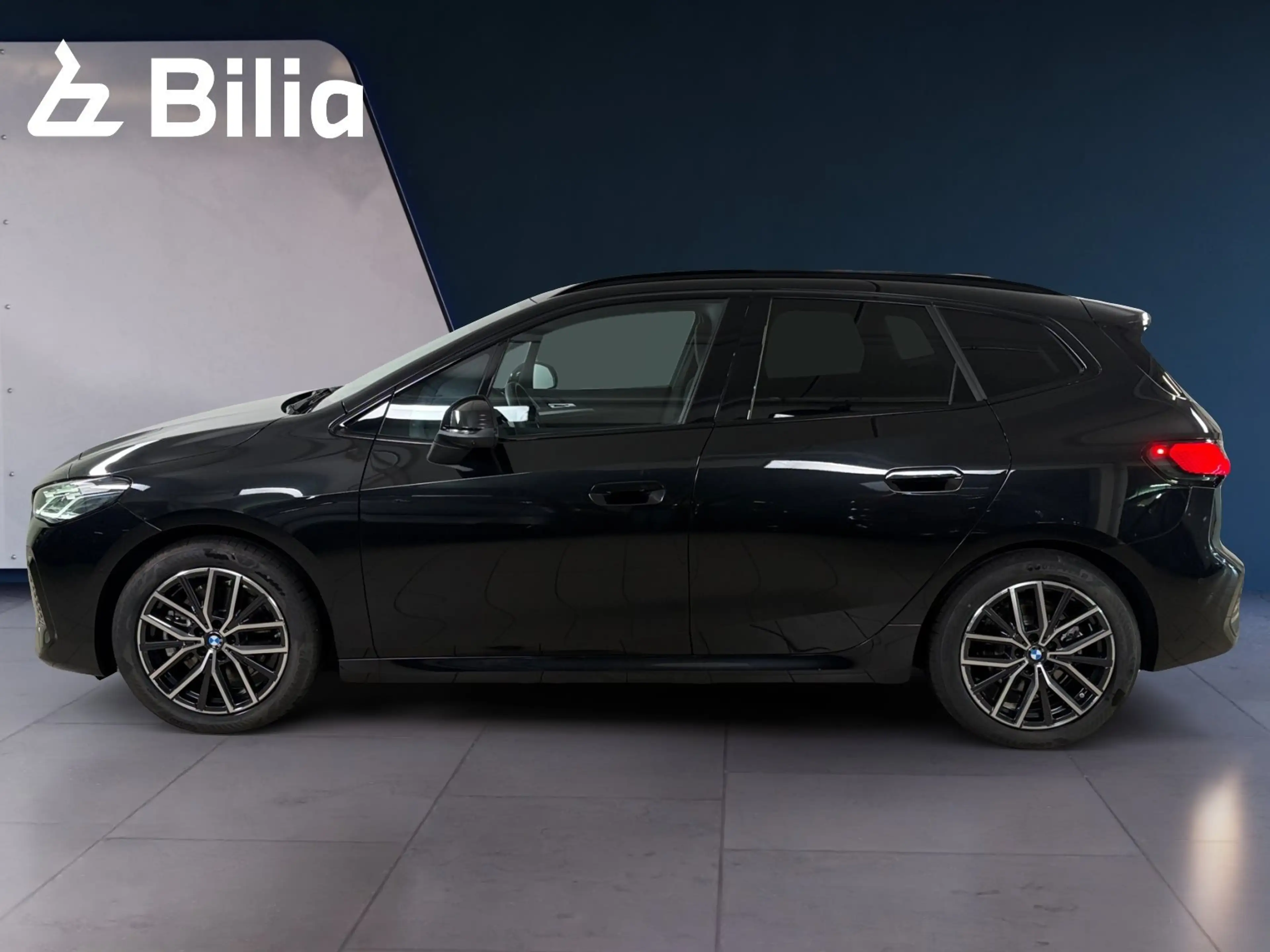 BMW 223 xDrive — photo 12