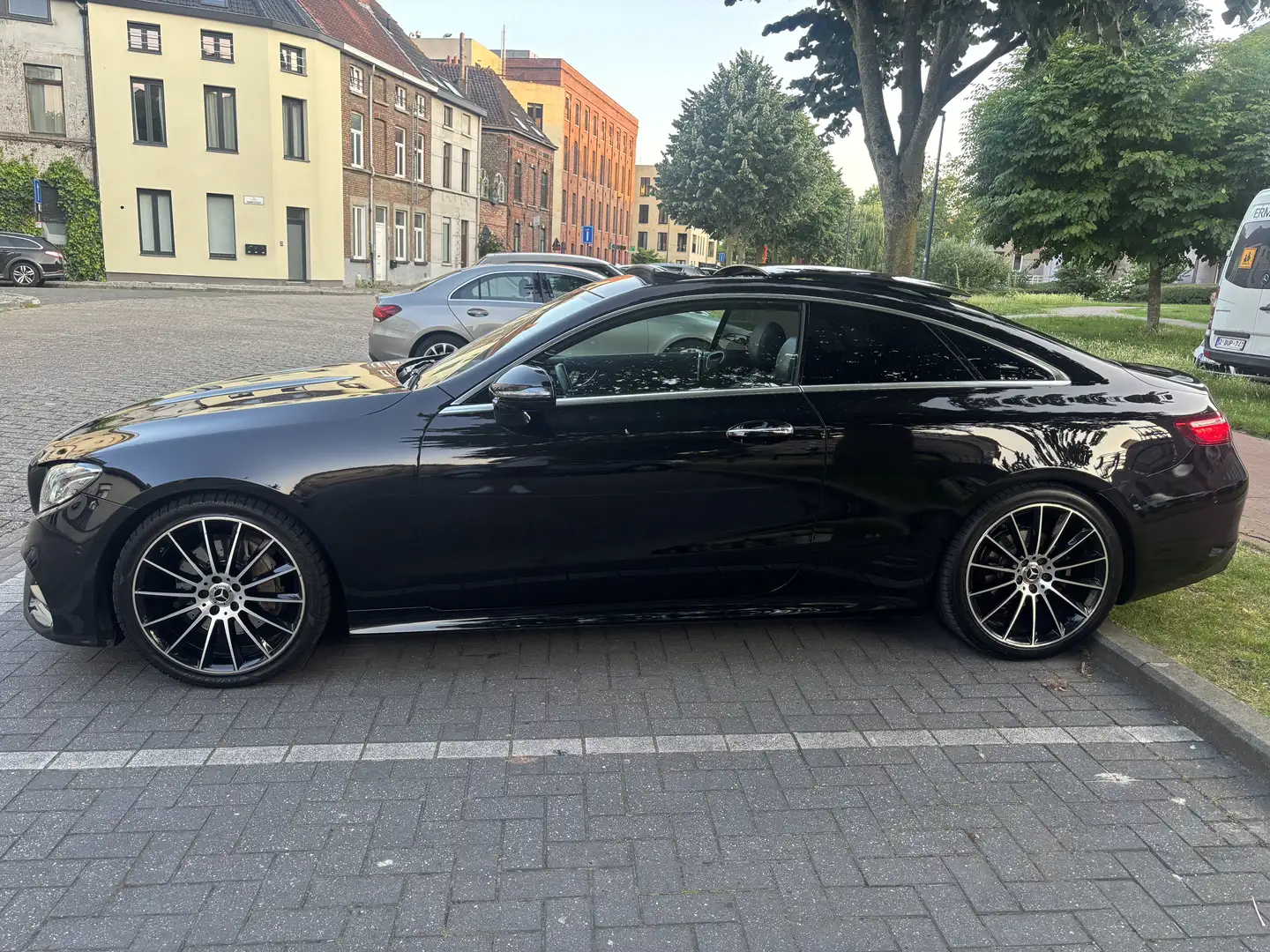 Mercedes-Benz E 220 d Coupe 9G-TRONIC AMG Line - 1