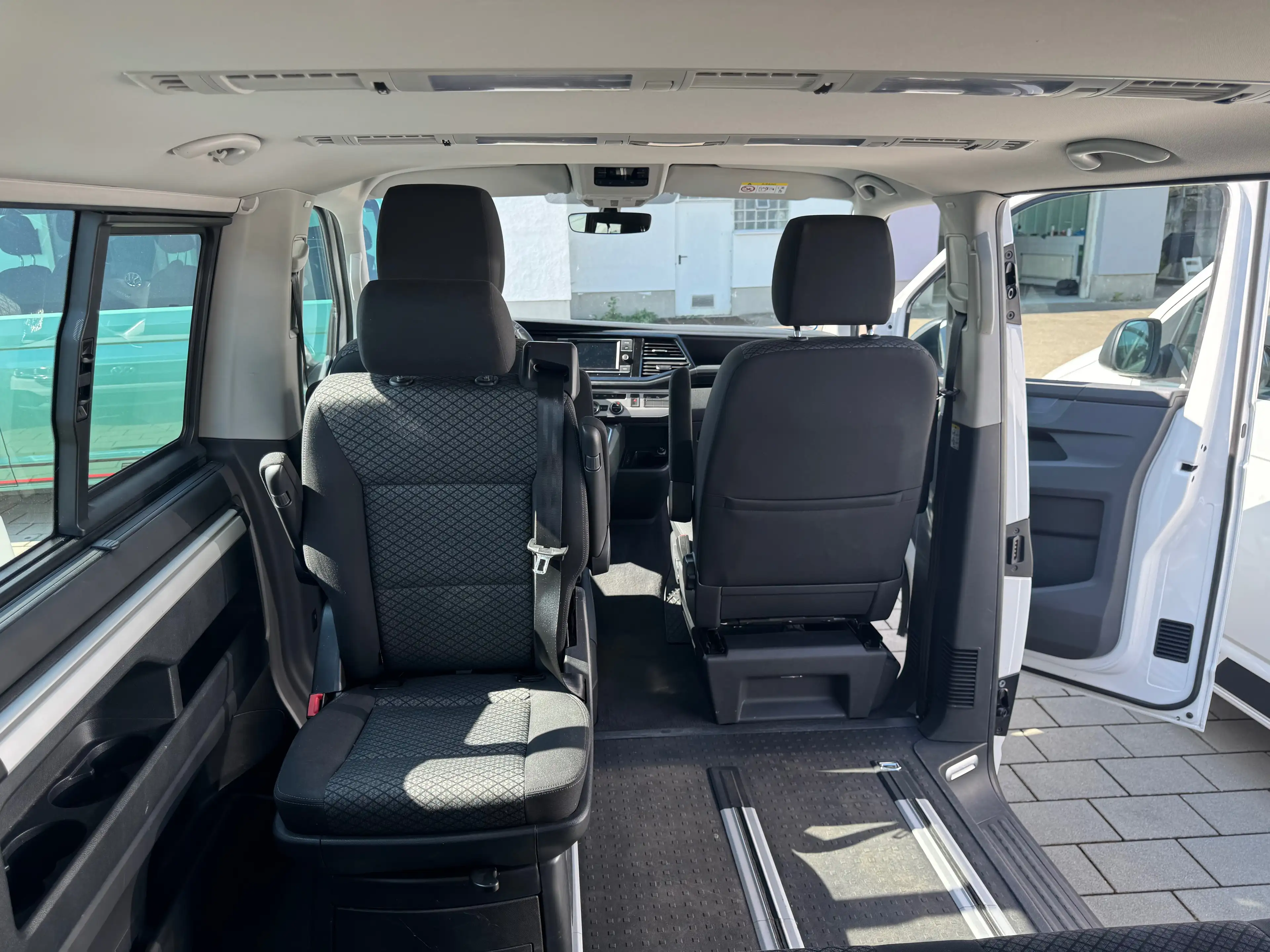 Volkswagen T6.1 Multivan Multivan/Luftstandheizung/AHK/6-Sitzer/Climatronic/Sitzheizung/Schiebefenster — photo 10