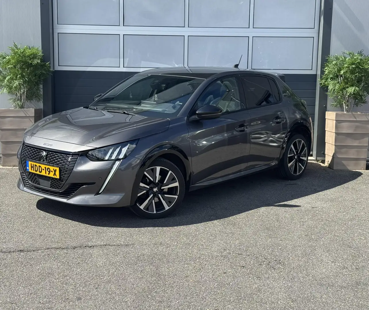 Peugeot 208 1.2 PureTech GT Pack AUTOMAAT / PANO /CRUISE / GAR Grijs - 2