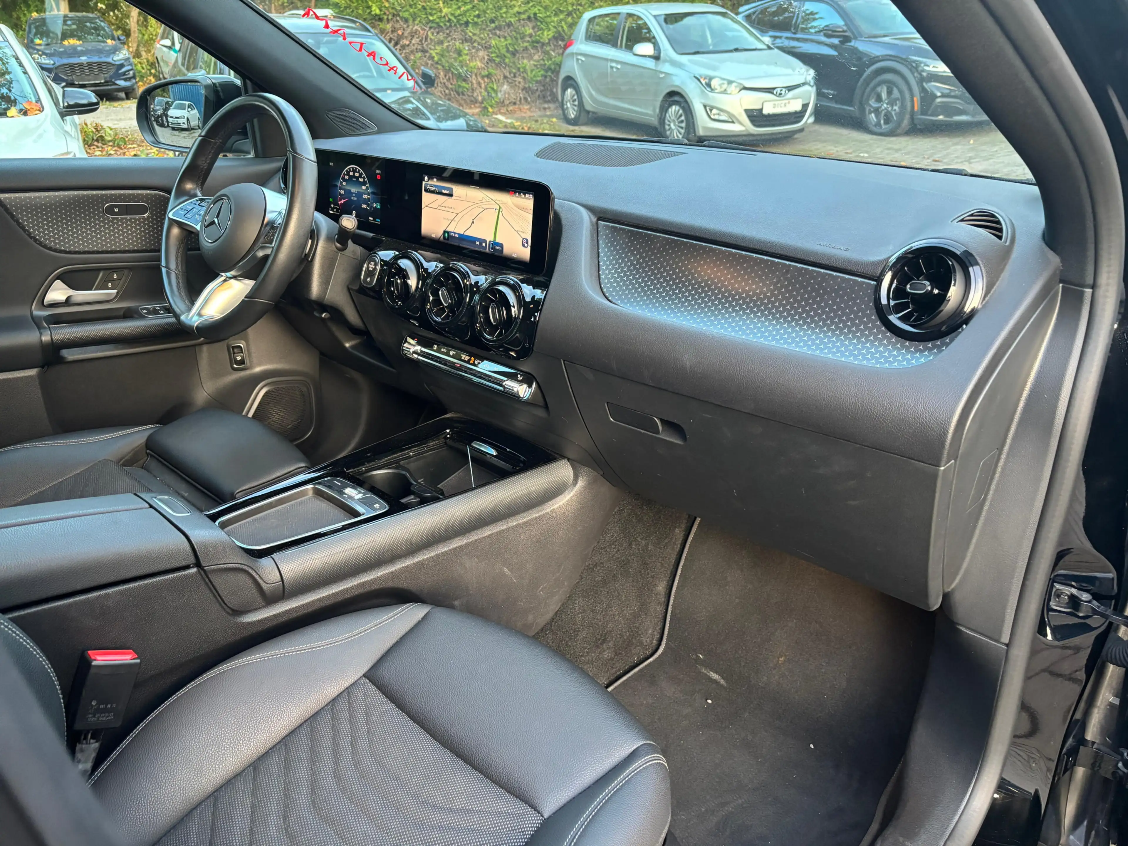 Mercedes-Benz GLA 180 7G LED+MBUX+VIRT+SHZ+KAM+T-LEDER+NAV+DAB — photo 11