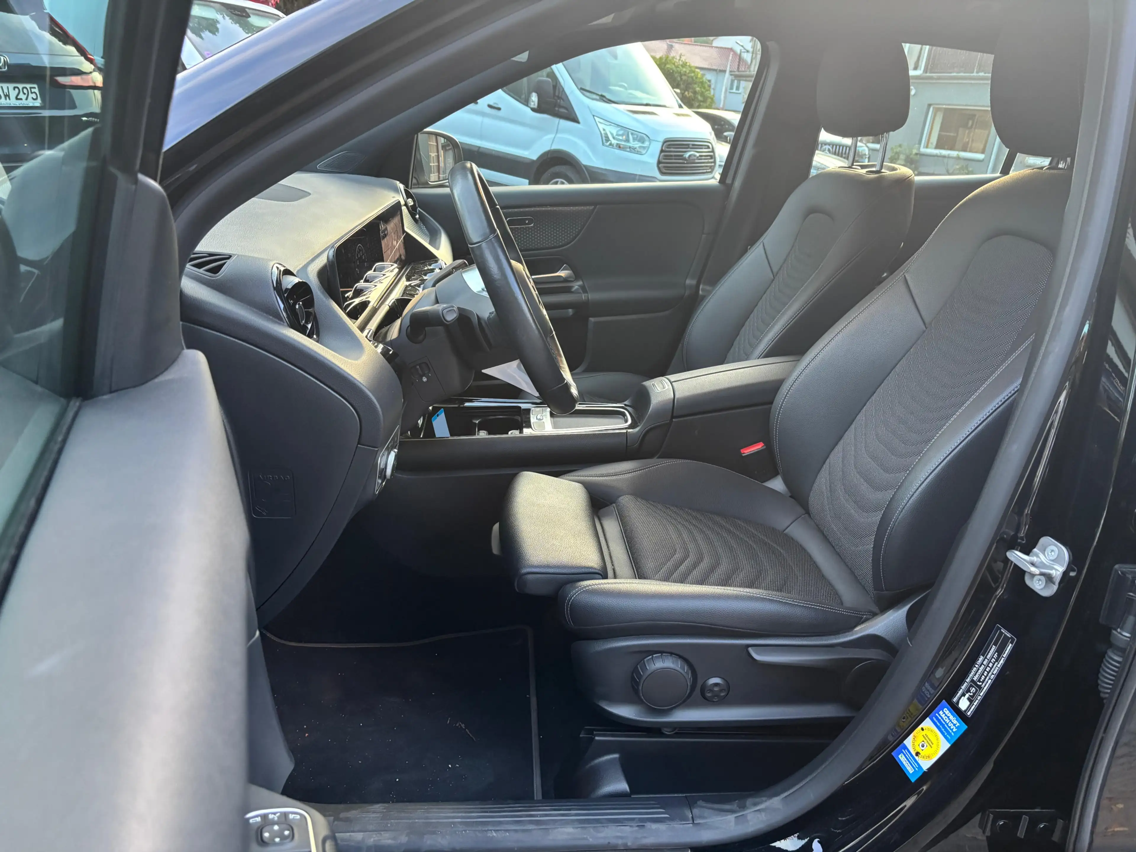 Mercedes-Benz GLA 180 7G LED+MBUX+VIRT+SHZ+KAM+T-LEDER+NAV+DAB — photo 10