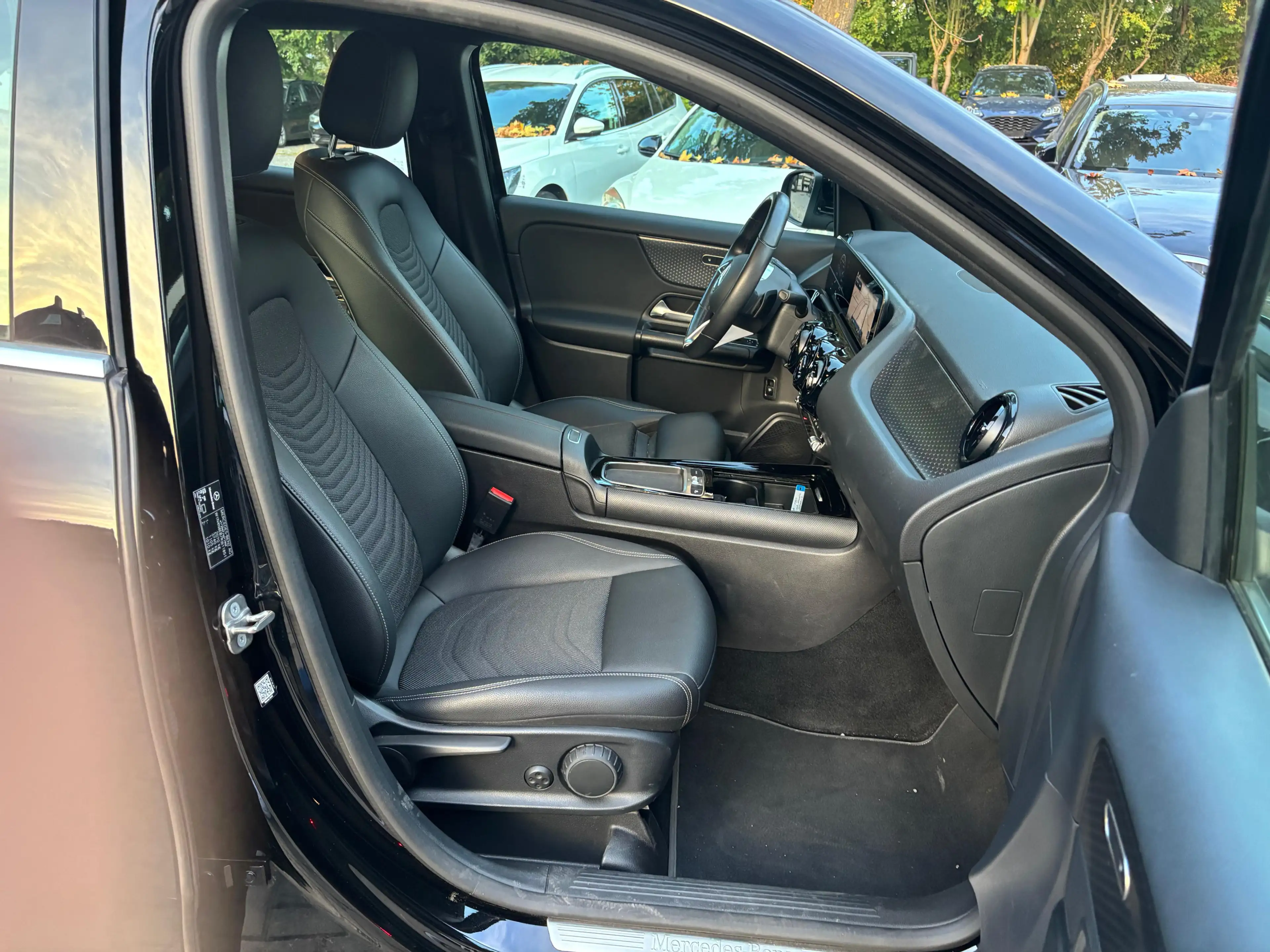 Mercedes-Benz GLA 180 7G LED+MBUX+VIRT+SHZ+KAM+T-LEDER+NAV+DAB — photo 12