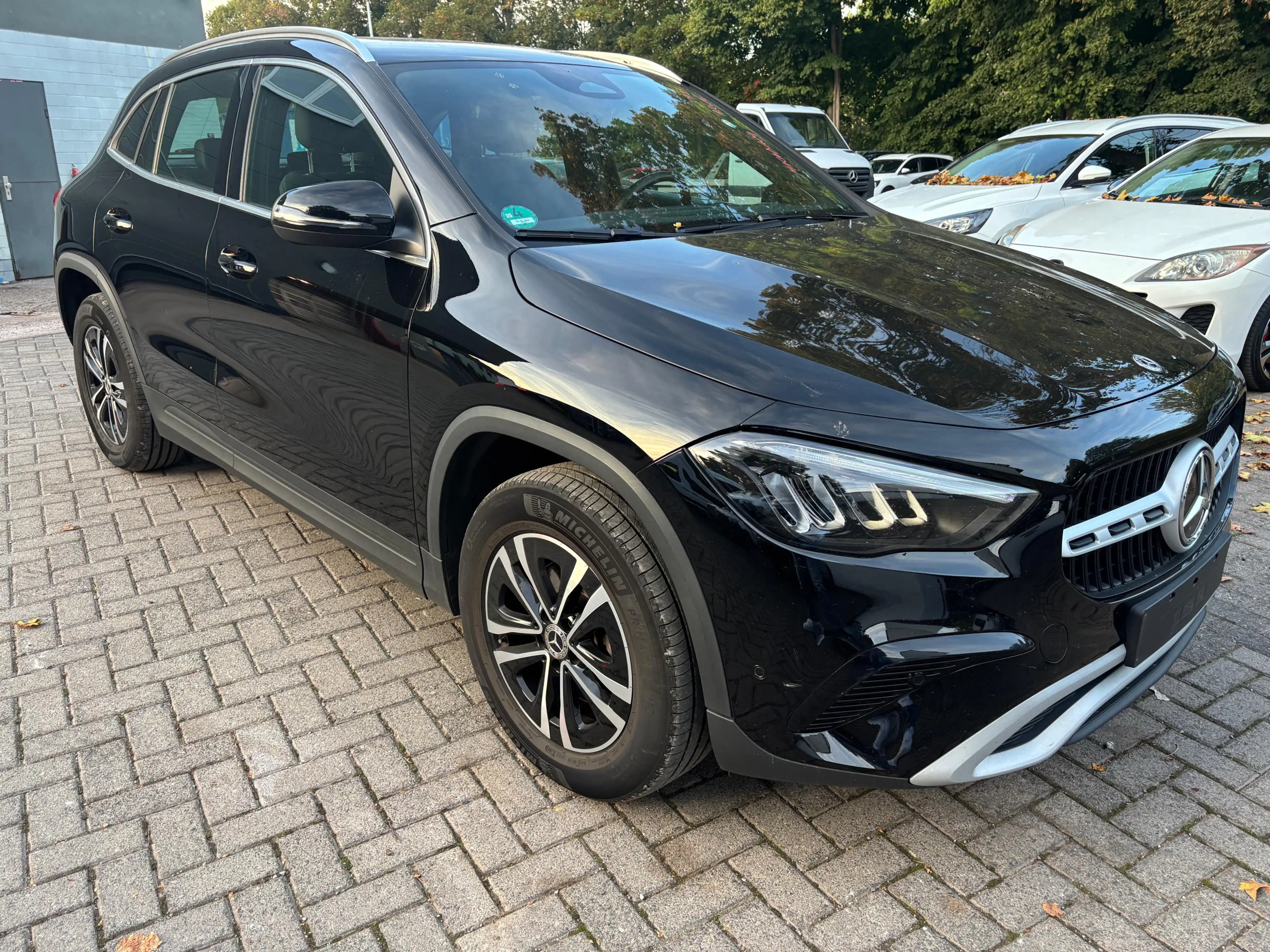 Mercedes-Benz GLA 180 7G LED+MBUX+VIRT+SHZ+KAM+T-LEDER+NAV+DAB