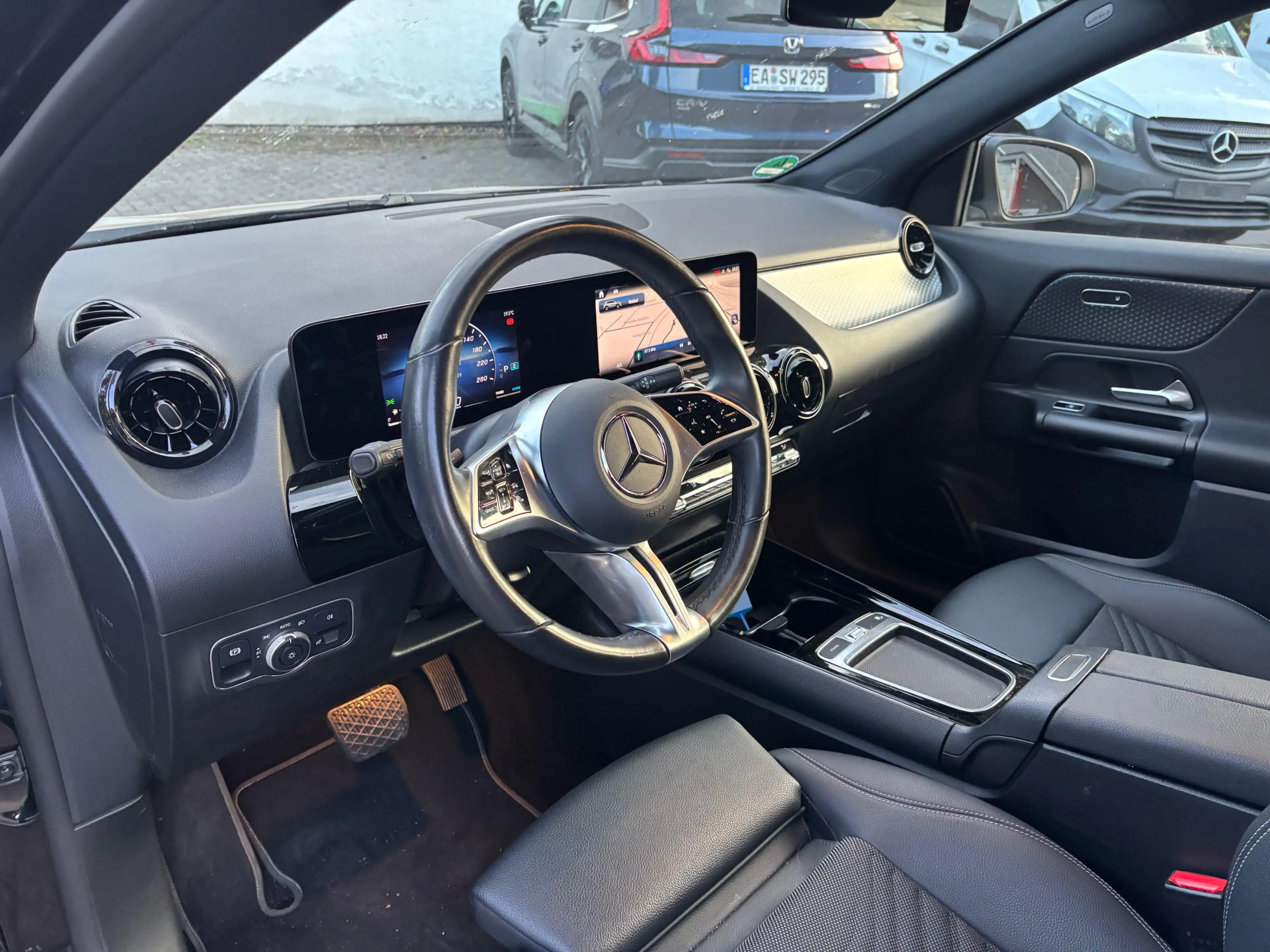 Mercedes-Benz GLA 180 7G LED+MBUX+VIRT+SHZ+KAM+T-LEDER+NAV+DAB — photo 8